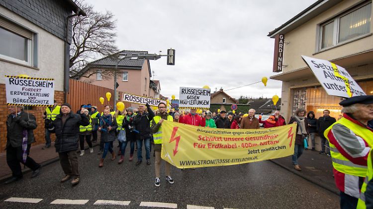 In Hessen gehen Menschen auf die Straße, um gegen den geplanten Ausbau zu demonstrieren.