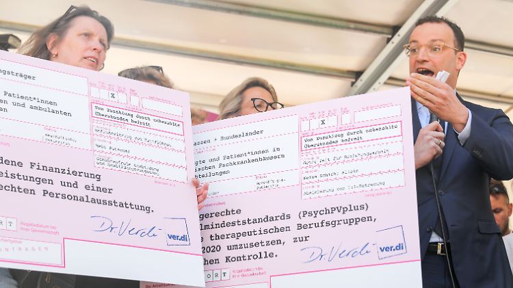 Spahns Auftritt in Leipzig fiel wenig herzlich aus.