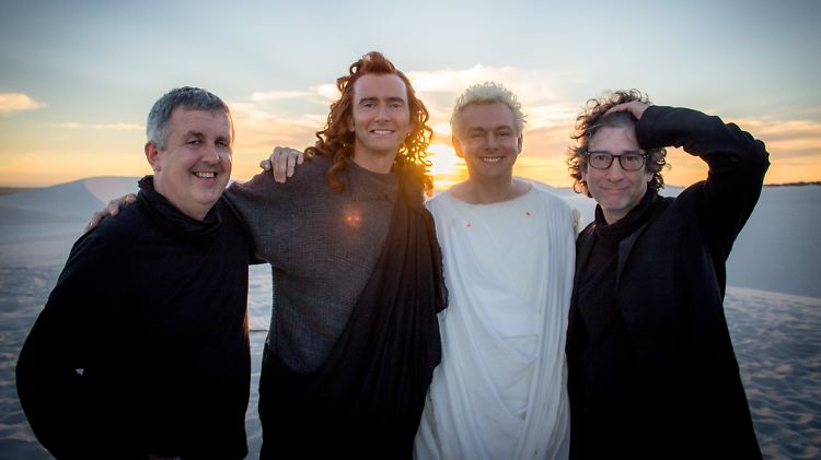 Regisseur Douglas Mackinnon, die Schauspieler David Tennant und Michael Sheen sowie der Autor Neil Gaiman (v.l.) machen die Amazon-Serie "Good Omens" zu dem, was sie ist.