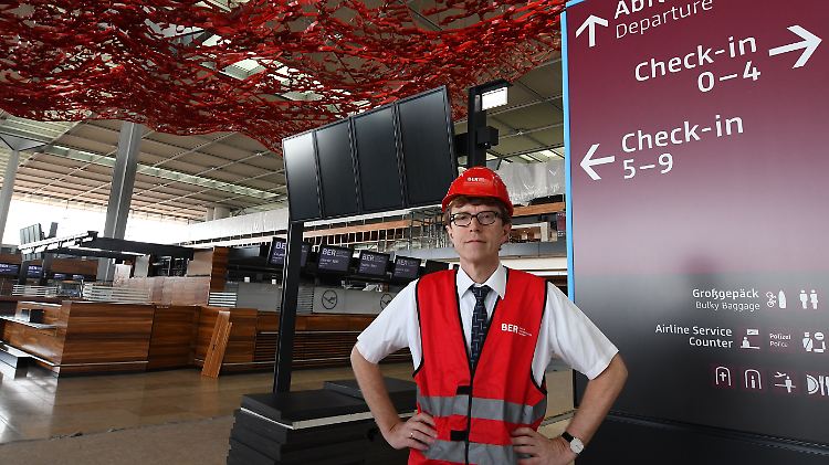 Wird er fertig oder nicht? BER-Chef Lütke Daldrup erstattet dem Verkehrsausschuss im Bundestag einen hoffnungsvollen Bericht.