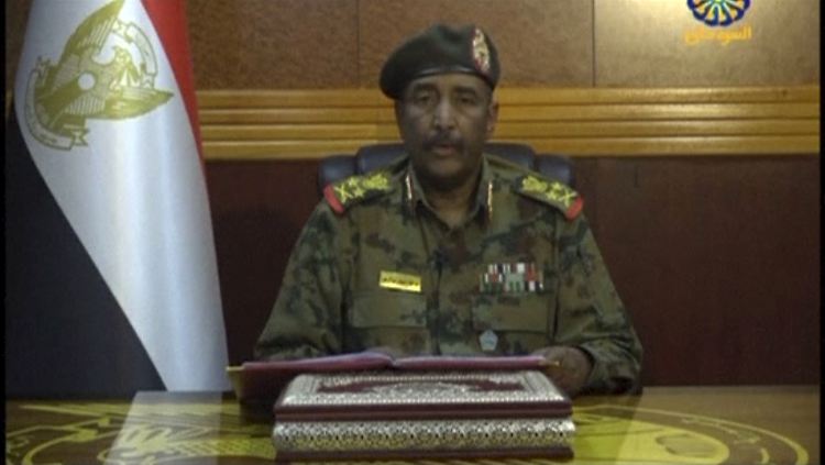 Generalleutnant Abdel-Fattah Burhan ist Anführer des militärischen Übergangsrates im Sudan. Er verspricht bei einer Fernsehansprache Neuwahlen binnen sieben Monaten.