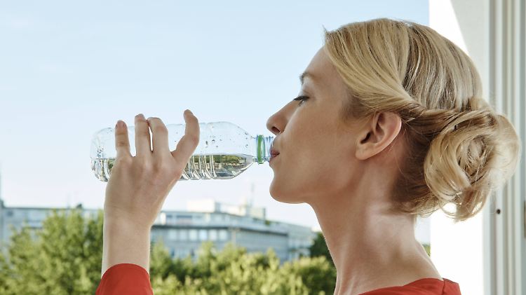 Eine Zeit lang waren Weichmacher in Plastikflaschen problematisch, nun sind es die unsichtbaren Teilchen im Wasser darin.