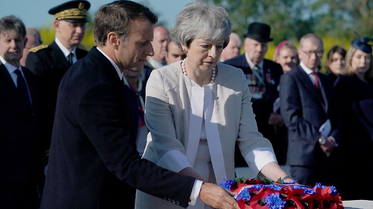 Macron und May bei der Kranzniederlegung.