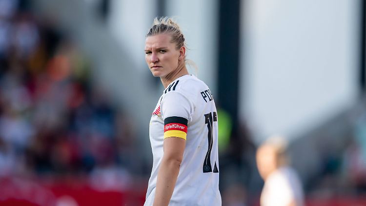 Gendergerechte Sprache sieht anders aus: Auf der Binde steht Spielführer, obwohl es sich bei Alexandra Popp um eine Spielführerin handelt.