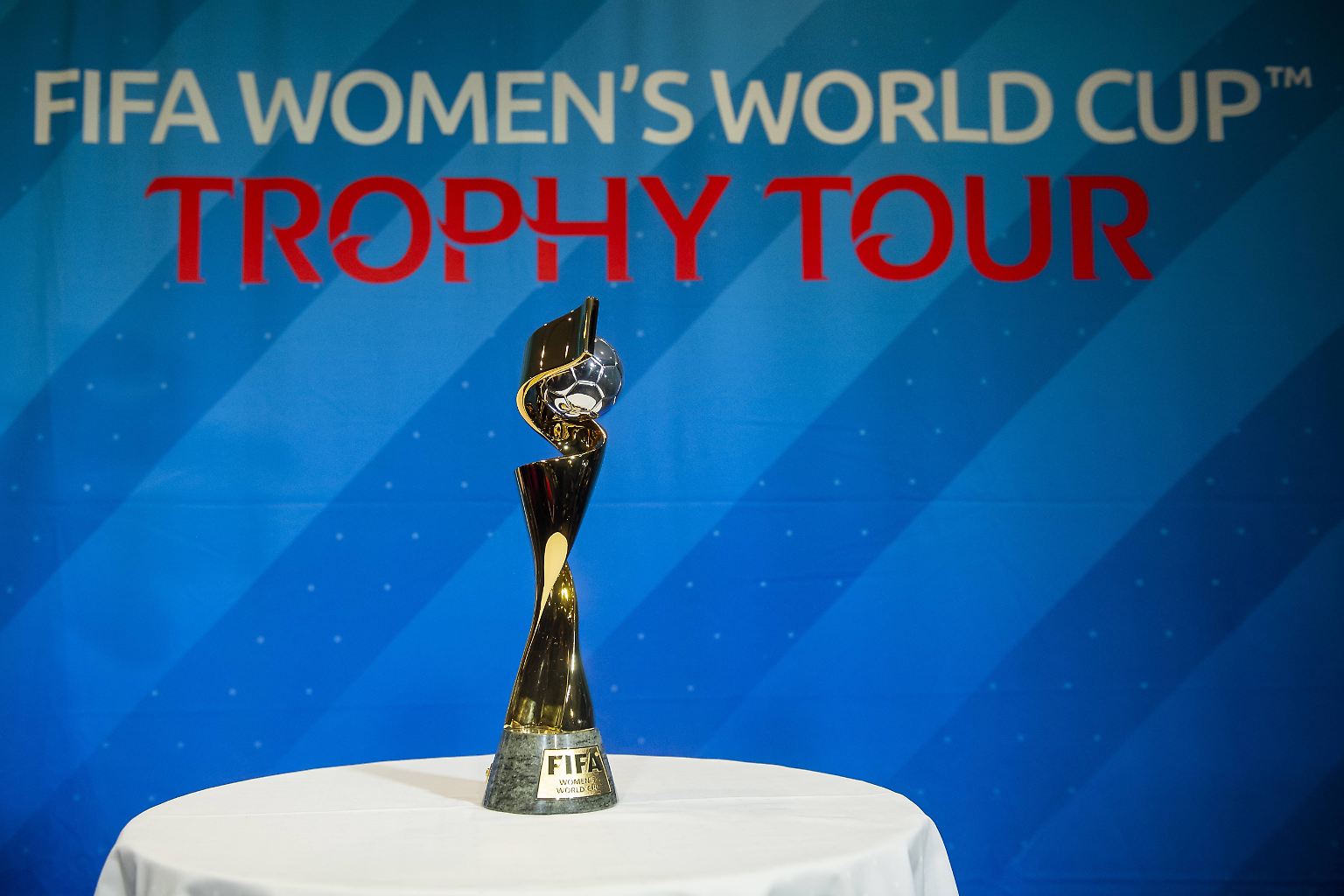 Um diese Trophäe streiten sich ab dem 7. Juni in Frankreich 24 Frauen-Nationalmannschaften.