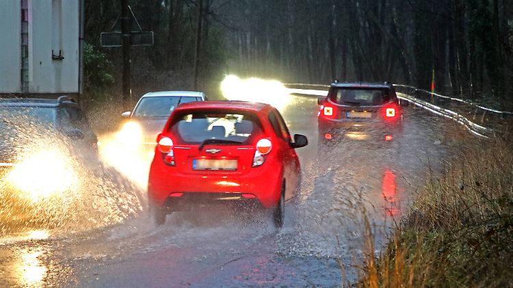 Bei Starkregen sollten Autofahrer großzügig Abstand halten.