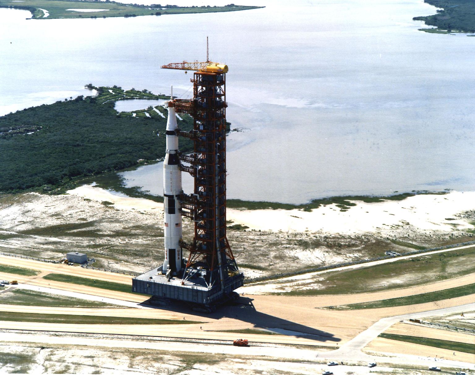Es ist das ultimative Abenteuer der Menschheitsgeschichte. Im Sommer 1969 wird die größte Rakete, die je gebaut wurde, zu ihrem Startplatz gefahren: die 3000 Tonnen schwere Saturn V. An Bord: Die Astronauten und ...