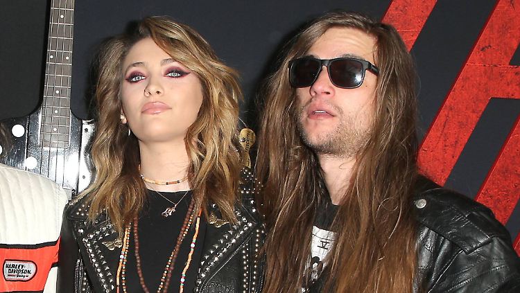 Das neben Paris Jackson ist nicht ihr Arzt, sondern ihr Freund Gabriel Glenn. 