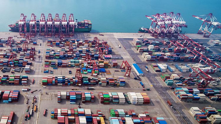 Im chinesischen Quingdao befindet sich einer der wichtigsten Containerhafen des Landes. Die Stadt gilt zudem als eines der wichtigsten Finanzzentren Chinas. 