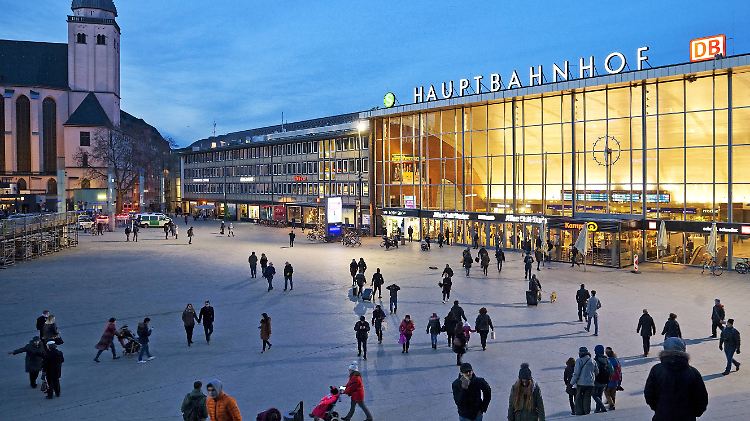 Der Vorplatz des Kölner Hauptbahnhofs.