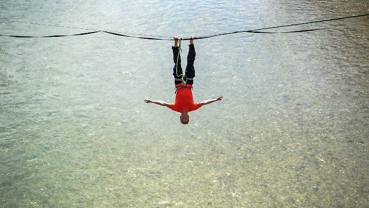 Slackliner über dem Fluss sind kein seltenes Bild an der Isar.