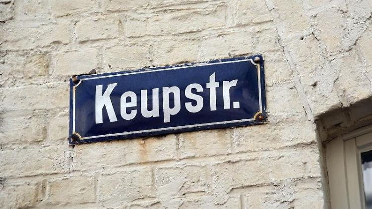 Das Straßenschild der Keupstraße hängt an eine Hauswand. Hier verübte der NSU am 9. Juni 2004 einen Bombenanschlag. Foto: Henning Kaiser/Archiv