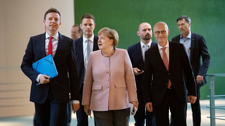 Bundeskanzlerin Angela Merkel und Peter Tschentscher (vorne rechts), erster Bürgermeister von Hamburg und amtierender Vorsitzender der Ministerpräsidentenkonferenz auf dem Weg zu einer Pressekonferenz. 