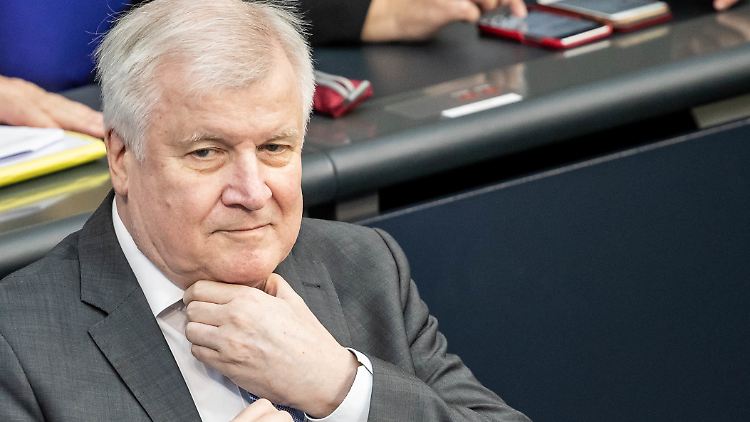 Seehofer muss sich im Bundestag die Kritik der SPD anhören.