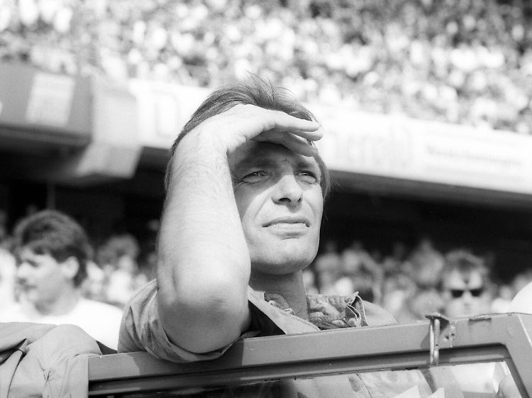 In seinem letzten Bundesligaspiel blieb Charly Körbel nur der Platz auf der Tribüne.