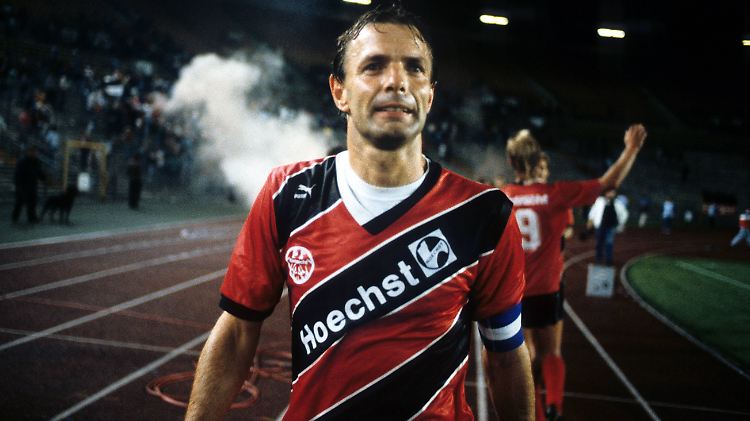 Hatte sich seinen Abschied anders vorgestellt: Eintracht-Legende Charly Körbel wird vor seinem letzten Spiel gelbgesperrt.