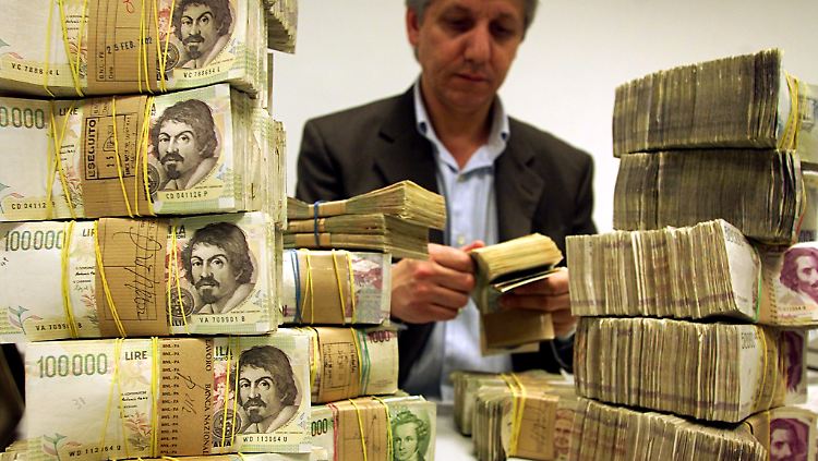 Nach der Euro-Einführung bündelt ein Bankangestellter in Palermo im Februar 2002 Lira-Scheine.