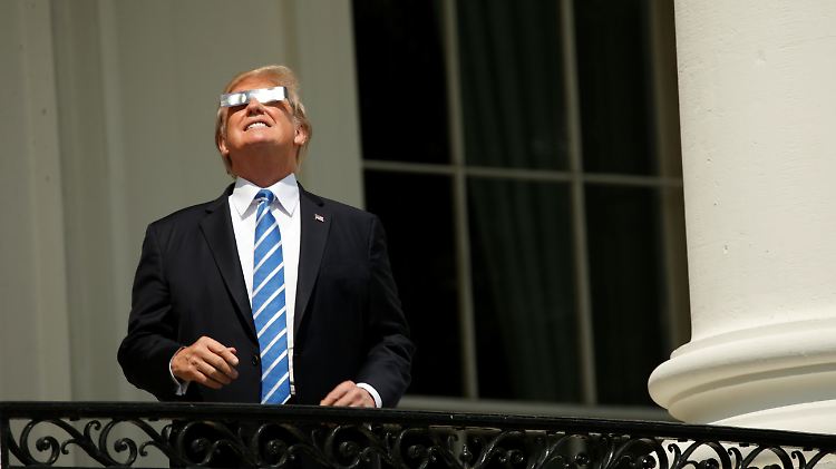 Trump beobachtet die Sonnenfinsternis 2017.