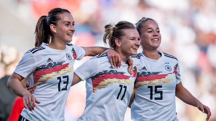 Können sich trotz gleicher Arbeit weiter nicht auf die gleichen Prämien wie die Männer freuen: Die Nationalspielerinnen des DFB.
