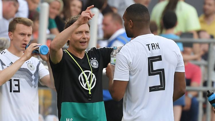 Lukas Klostermann (l.) und Jonathan Tah (r.) tanzen in diesem Sommer auf zwei Hochzeiten.