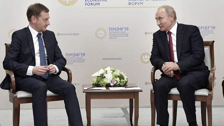 Putin soll doch mal in Sachsen vorbeischauen: Ministerpräsident Kretschmer bei seiner Charmeoffensive in Moskau. Aus der CDU hagelt es Kritik.