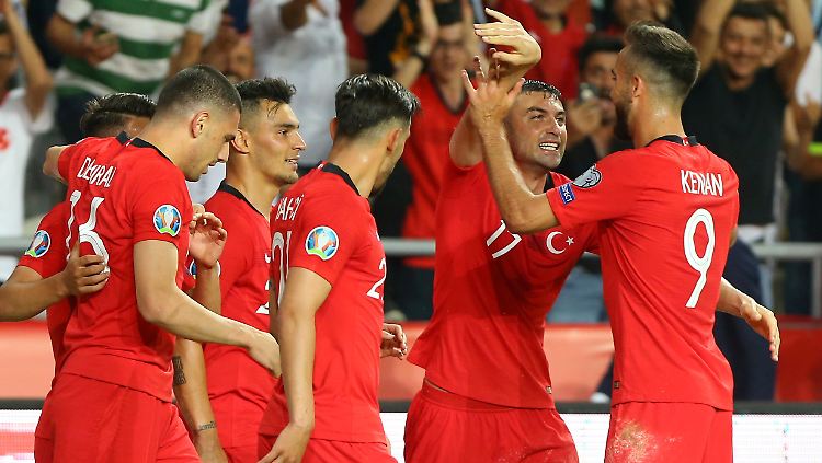 Glücklicher Fortune: Kaan Ayhan gewinnt mit der Türkei gegen Weltmeister Frankreich.