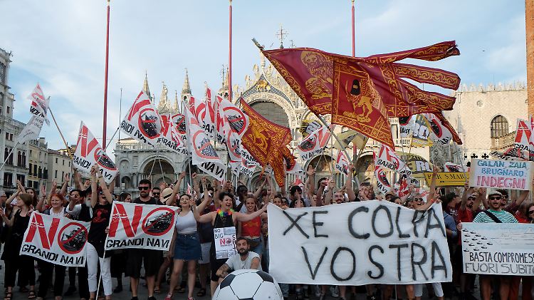 Tausende versammelten sich zum Protest gegen die Kreuzfahrtschiffe auf dem Markusplatz.