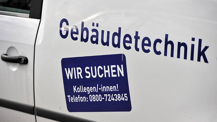 Wer Mitarbeiter an Standorte mit schwierigem Wohnungsmarkt locken will, muss beim Gehalt drauflegen.