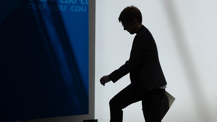 Annegret Kramp-Karrenbauer beklagt, oft seien es die Grünen, die bremsen.