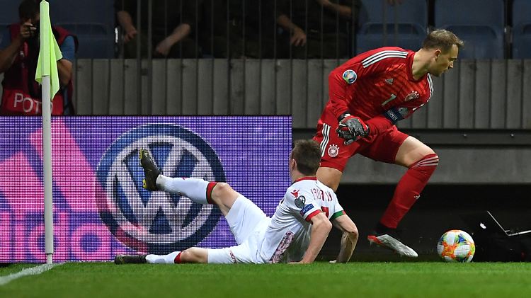 Tanz an der Eckfahne: Manuel Neuer.