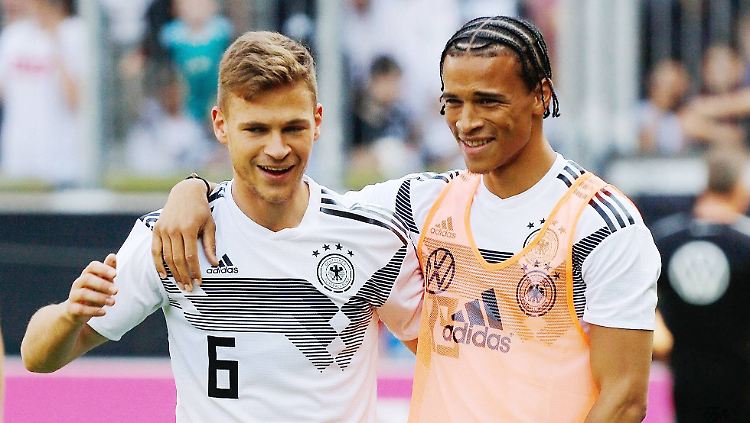 "Würde den kaufen": Kimmich (l.) wirbt heftig darum, Sané künftig als Vereinskollegen im Arm zu halten.