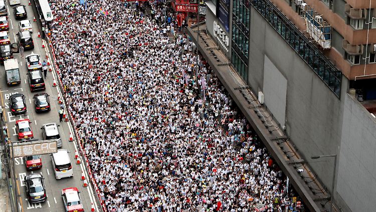 Die Organisatoren sprechen von einer Millionen Menschen, die in Hongkong auf die Straße gehen.  