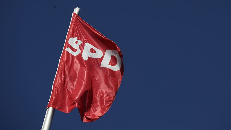 Gefühlt auf halbmast: Die SPD-Fahne auf dem Dach der SPD-Bundeszentrale in Berlin.