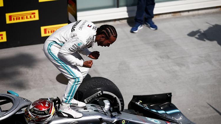 Hamilton jubelt nach seinem erneuten Sieg.