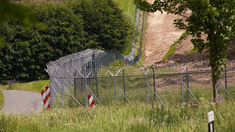 Militärischer Hochsicherheitsbereich in der Eifel: Hinter diesen provisorischen Anlagen soll der neue Hightech-Zaun entstehen.