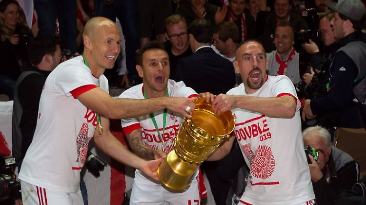 Ein letztes Mal zusammen feiern: Robben (l.), Rafinha (m.) und Ribéry (r.) verlassen den FC Bayern nach langen gemeinsamen Jahren.