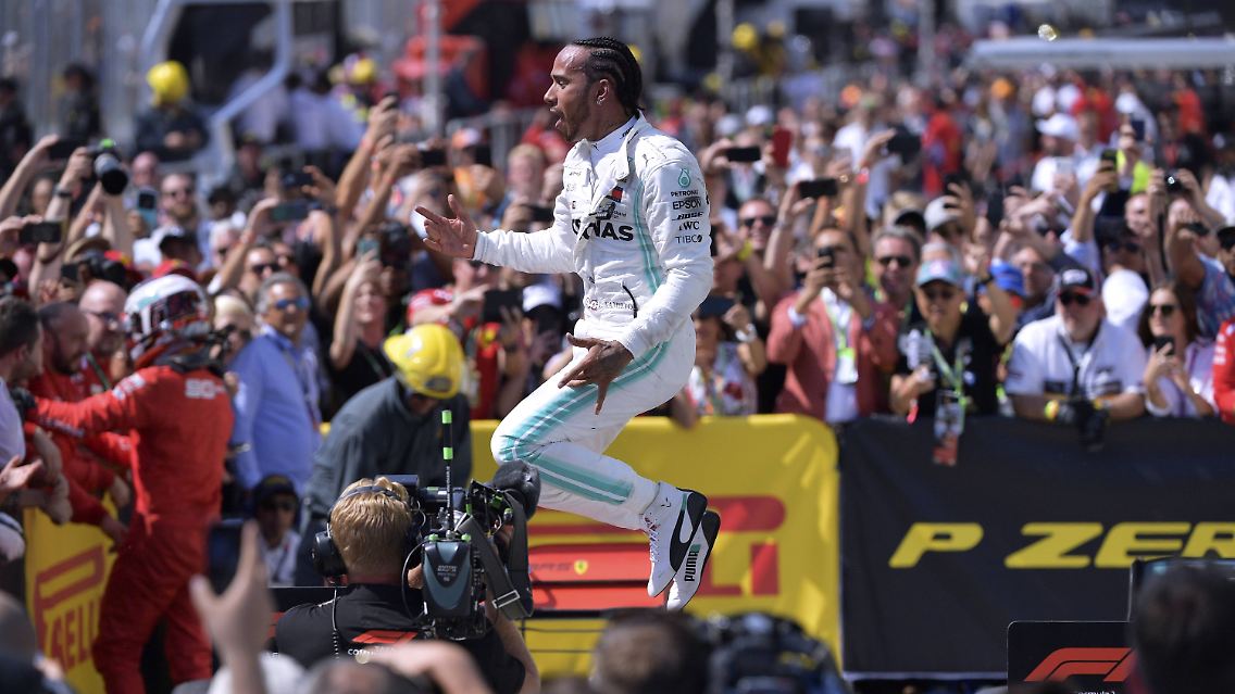 Sport: "Die FIA schenkt Hamilton den Sieg, selbst als Zweiter gewinnt Mercedes. Vettel gewinnt das Rennen auf dem Asphalt, verliert aber den Triumph am grünen Tisch nach einer Zeitstrafe. Polemischer Erfolg von Lewis Hamilton in Kanada, dabei hatte Vettel den Engländer über das gesamte Rennen mehr oder weniger im Griff. Fünf Sekunden, eine harte Entscheidung."