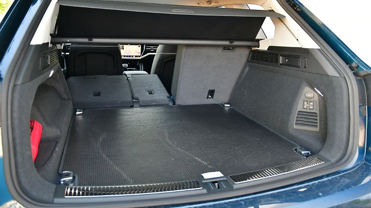 Die separat verstellbare Rückbank schafft 810 Liter Stauraum im Gepäckabteil des VW Touareg.