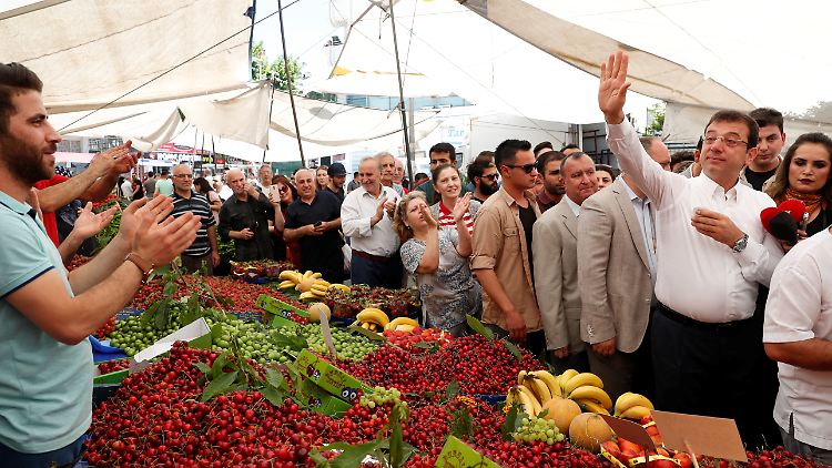 Seine Anhänger bejubeln ihn, wo auch immer der Bürgermeister-Kandidat Ekrem Imamoglu in Istanbul erscheint. 