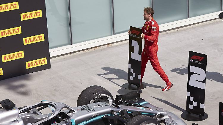 Sebastian Vettel revidierte die Entscheidung der Stewards unmittelbar nach dem Rennen noch symbolisch. Die verlorenen Punkte wird der Heppenheimer jedoch wohl nicht zurück bekommen.