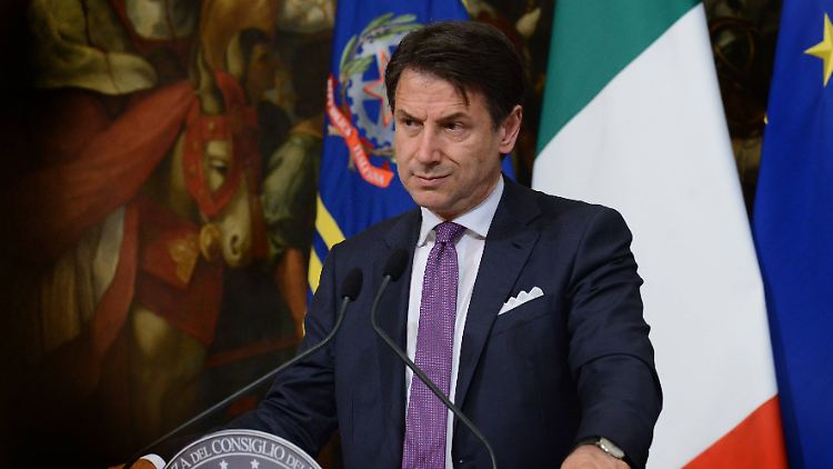 "Ich möchte nicht die Verantwortung übernehmen, Italien solchen Risiken auszusetzen": Im Streit mit der EU ruft Italiens Premier Conte seine beiden Vizes zur Räson. 