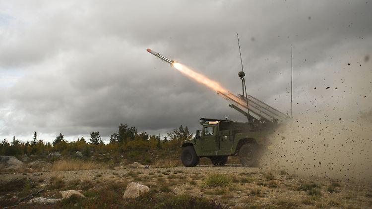 Eine Rakete vom Typ AMRAAM AIM-120C7 wird von einer mobilen Abschussrambe abgefeuert - die Aufnahme entstand bei einer Übung in Schweden. Auch dieser Waffentyp kommt von Raytheon.
