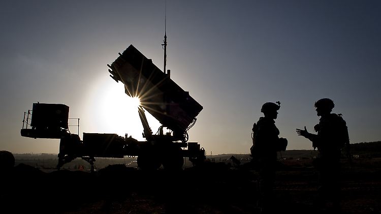 Raytheon entwickelt und produziert das Raketenabwehrsystem Patriot.