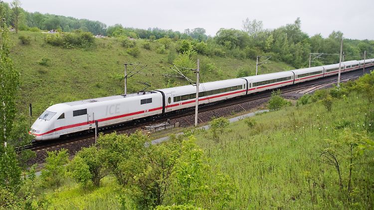 ICE auf der Strecke Hannover-Göttingen.