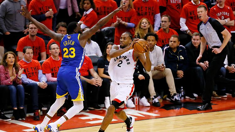 "Heute nicht!", scheint Warrior Draymond Green  Torontos Kawhi Leonard zuzurufen und versperrt ihm den Weg zum Korb.