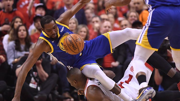 Eine Verletzung, die die NBA verändert: Kevin Durant reißt sich seine Achillessehne und bringt damit nicht nur seine Golden State Warriors in Schwierigkeiten.