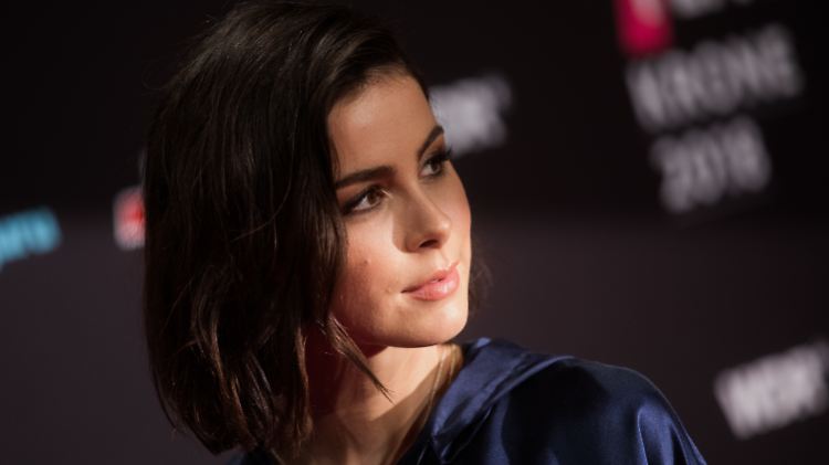 Lena Meyer-Landrut zeigt sich verletzlich und vergießt auf Instagram Tränen.