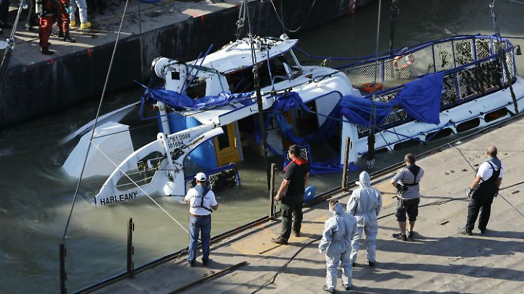 Ein 200 Tonnen schwerer Hubkapazitätskran kommt bei der Bergung zum Einsatz.