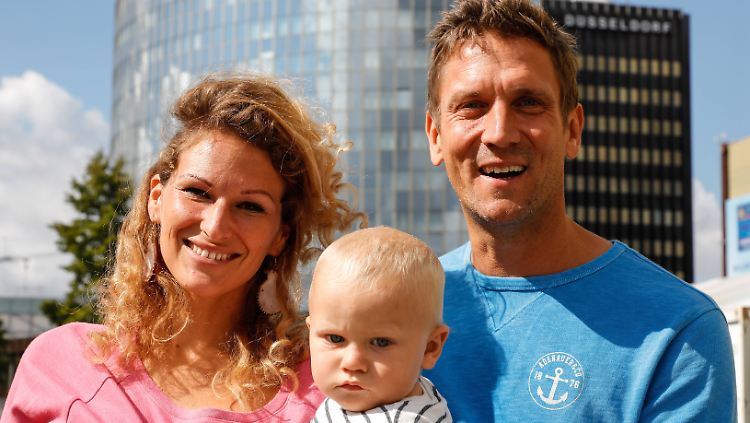 Die Familie bekommt bald Zuwachs: Peer Kusmagk, Janni Hönscheid und ihr Sohn Emil-Ocean.