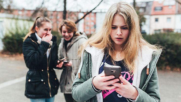 "Wir könnten pro Tag pro Schule mindestens 400 Handys beschlagnahmen und Anzeigen erstellen", ist ein Münchener Polizist überzeugt.